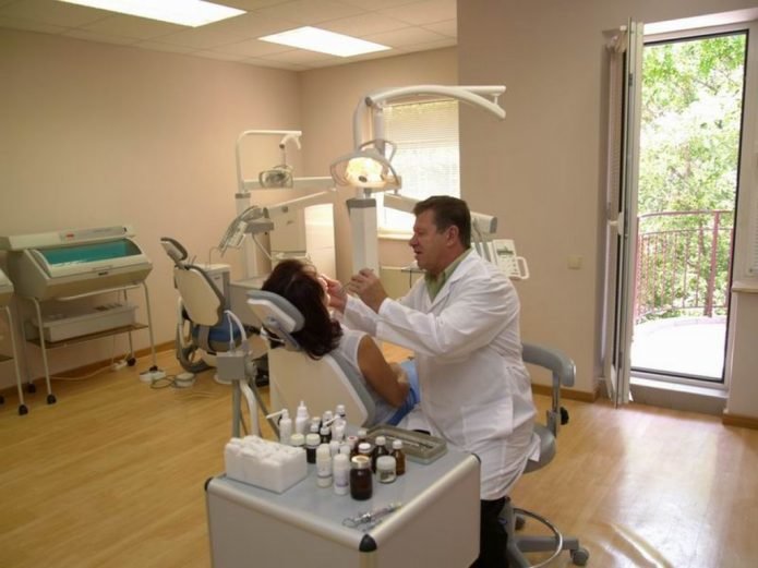 Женщина в кабинете стоматолога