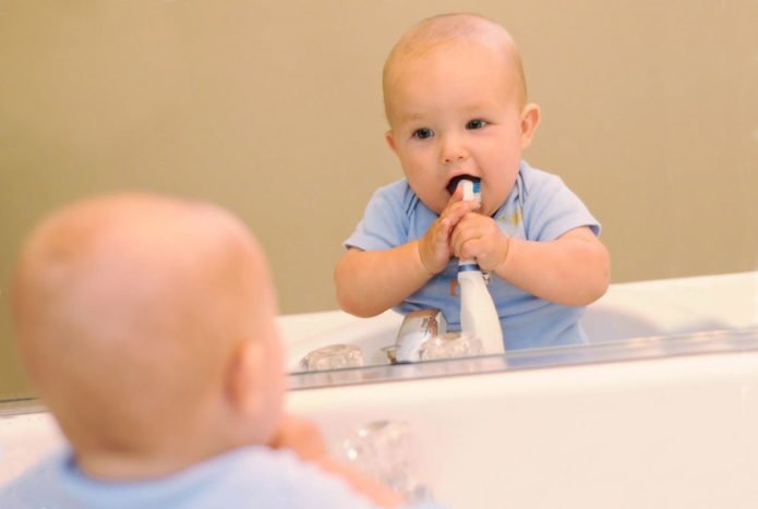 Ребёнок чистит зубки