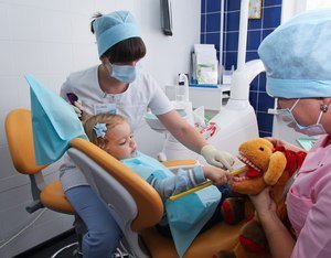 Нужно ли лечить детям молочные зубы