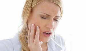 Чем опасен зубной флюс и как быстро снять опухоль?