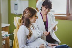 Можно ли беременным лечить зубы с анестезией: советы стоматологов