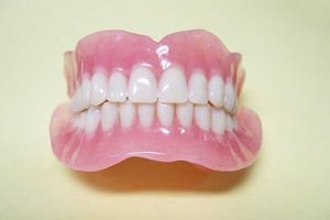Преимущества и недостатки зубных протезов из акрила