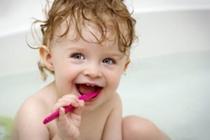 Как и когла чистить зубки малышам