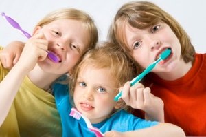 Как правильно чистить зубы малышам