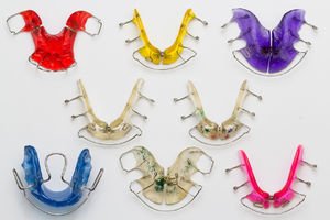 Разновидности пластин для выравнивания зубов