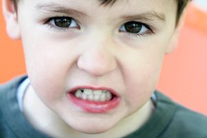 Почему ребенок во сне скрипит зубами: причины скрежета зубов у детей