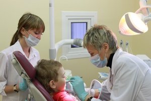 Советы стоматологов, когда следует вести ребёнка для осмотра