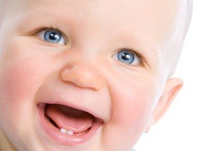 Основные симптомы того, что у ребенка режутся зубки
