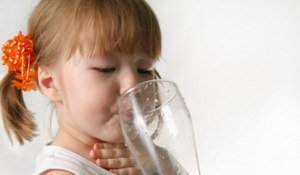 Не рекомендуется детям полоскать горло хлоргексидином