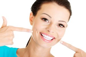 Как укрепить эмаль зубов домашними средствами?