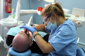 Уход за силиконовыми съемными зубными протезами
