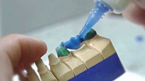 Как использовать правильно клей для зубных протезов