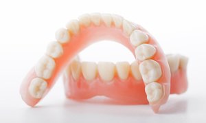 Как правильно закрепить зубные протезы и как за ними ухаживать