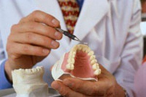 Стоматолог сможет помочь вам в выборе лучшего средства для протезов.