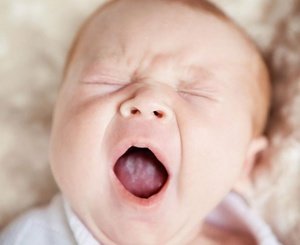 Основные причины белого налёта на языке у ребёнка