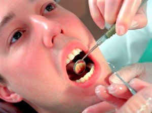 Терапевтическое лечение диастемы начинается с осмотра у стоматолога.