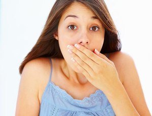 Как лечить плохой запах изо рта
