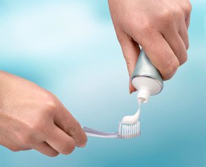Зубные пасты могут помочь насытить зубы фтором и другими веществами.