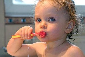 Учим деток чистить зубы